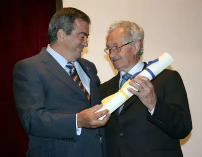 Álvarez-Cascos entrega a Nespral el pergamino que le acredita como ‘Hijo Predilecto’ de Asturias.