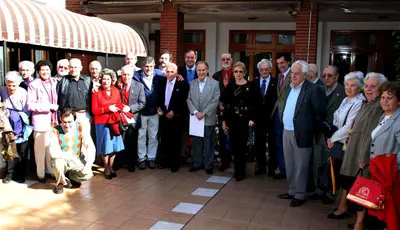 Álvarez-Cascos preside la foto de grupo que realizaron en la entrada de la Residencia.