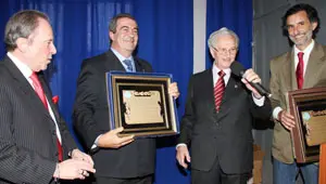  El presidente Álvarez-Cascos y el consejero Florentino Piñón, que están junto a Enrique García y José Antonio Nespral, recibieron sendas placas.