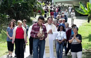  Un momento de la procesión que antecedió a la romería.