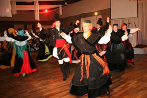  El grupo de baile ‘Alborada’ amenizó la jornada festiva.