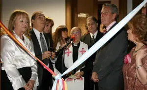 Las autoridades, durante el acto de bendición del local antes del corte de la cinta inaugural.