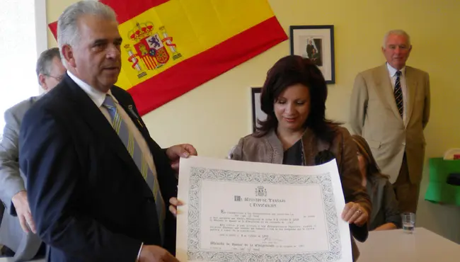  Pilar Pin entrega a Gil Doval el diploma, en los locales de ‘Esperanza’.