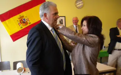 La directora general, Pilar Pin, en el momento de imponer a José Gil la Medalla de Honor de la Emigración.