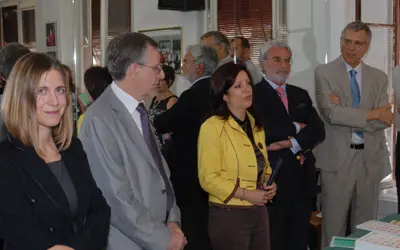 La directora general dirige unas palabras a los asistentes al acto de presentación del libro ‘25 españoles en Suiza’.