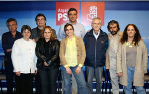  El responsable del PSOE en el exterior, junto a la directiva de la agrupación socialista en Buenos Aires.