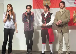 Soledad Arzone se dirige al público, acompañada por los demás becarios.