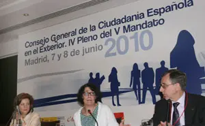 Pilar Pin, Anna Terrón y Francisco Ruiz, presidiendo el último pleno del CGCEE, celebrado en junio de 2010. 