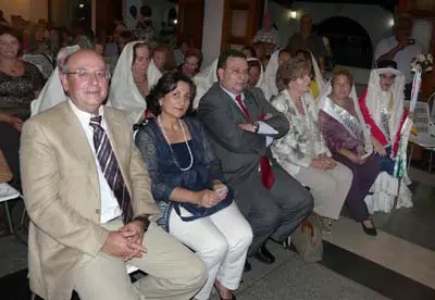 Parte de los invitados especiales, junto a la presidenta de la A.C. Virgen del Pino.