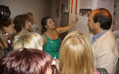 Laura Seara -en el centro- durante el recorrido por la muestra.
