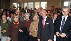 Santiago Camba, acompañado por Alejandro López, posa junto a los beneficiarios del programa.