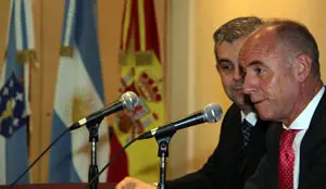 El secretario xeral de Emigración se dirige a los asistentes al acto.