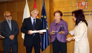 María Ángeles González recogió la medalla en nombre de Manuel Ferrol.