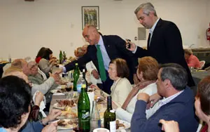  Camba saluda a los socios del centro durante el festejo en honor a la Virgen de la Saleta. 