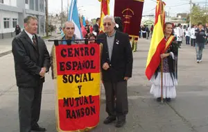  Autoridades del Centro y socios, durante el desfile del pasado día 15.