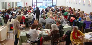 Muchas personas, con juegos y entretenimientos en el nuevo salón.