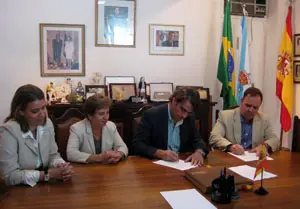 Un momento del acto de la firma de los protocolos de colaboración. 