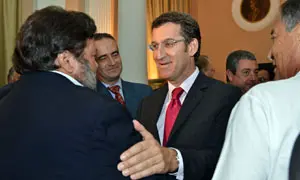 El presidente Feijóo saluda a uno de los asistentes a la recepción. 