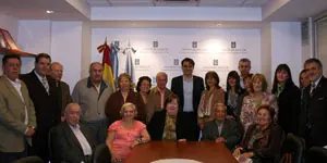  Diego Calvo posa con representantes de los ocho centros tras las firmas de los acuerdos.