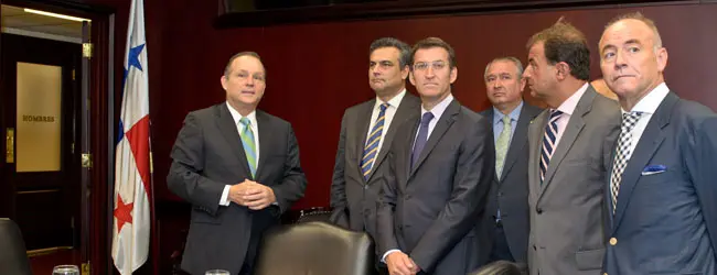 Alberto Alemán Zubieta, administrador del Canal, muestra las instalaciones a la delegación gallega.