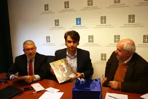El presidente de Casa de Galicia, Manuel Ramos, entregó el libro de 'Gallegos en Uruguay' al presidente de la Diputación. 