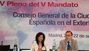 Pilar Pin recibió al ministro Valeriano Gómez, a su llegada al Pleno. 