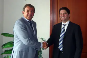 Javier Guerra saluda a Jaime Gonz&aacute;lez Aguad&eacute;. 