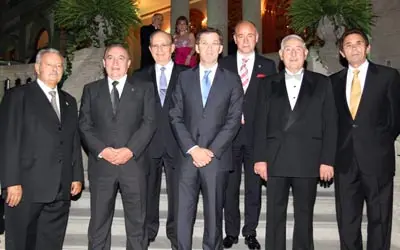  Feijóo y Camba posan con el actual presidente del Centro y cuatro ex presidentes.