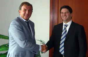  Javier Guerra saluda a Jaime Gonz&aacute;lez Aguad&eacute;.