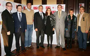  El embajador Rafael Estrella –4º izda.– y el consejero de Trabajo, Julio Olmos –3º dcha.–, con otras autoridades que asistieron a la presentación del documental en el teatro porteño ‘La Comedia’.