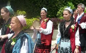 Parte de las jóvenes participantes en la procesión, ataviadas con trajes típicos.