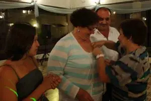 Adriano García Fernández, presidente del CGPLC, entrega la Placa de Reconocimiento a Emilia González Rodríguez (Milucha), en presencia de su hija Victoria Fraga González.