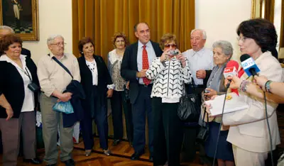 Carmen de Ándres entrega un obsequio al presidente Hernández.