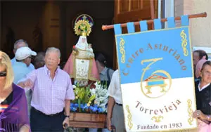 Los asturianos de Torrevieja sacan a La Santina en procesión.