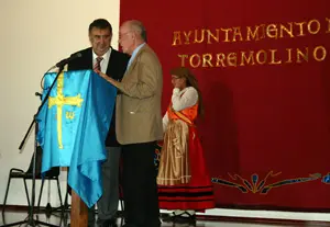  El pregonero Luis José de Ávila, junto al presidente del Centro, Florentino Martínez, durante el acto.