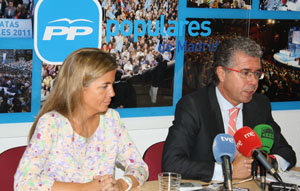 Francisco Granados, acompañado por Victoria Cristóbal, explica la campaña informativa.