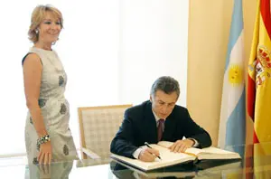 Mauricio Macri firma en el libro de honor de la Comunidad de Madrid, en presencia de Esperanza Aguirre.