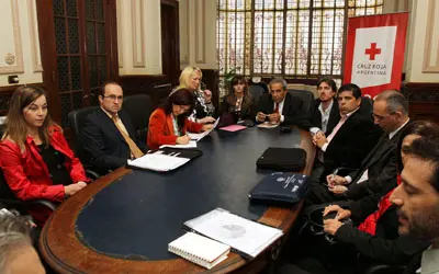 Un momento de la visita de la directora general a la Cruz Roja Argentina.
