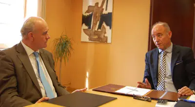   Alfonso Candau y Santiago Camba, durante la firma del acuerdo. 