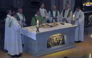  Un momento de la misa concelebrada en la que se produjo el relevo al frente de la Misión Católica.