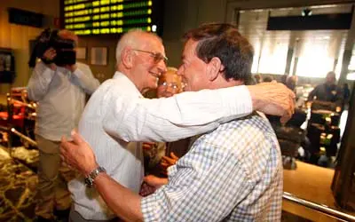  Un momento de la llegada a Lavacolla de los participantes en 'Reencontros'.