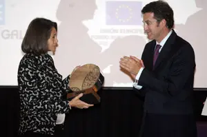  Núñez Feijóo entrega el premio a la catedrática de Historia de la universidad compostelana Ofelia Rey.