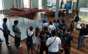  Los alumnos observan una batea durante la visita al Museo del Mar, en Vigo.
