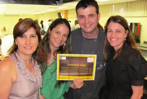  Marcos Santamar&iacute;a, con algunas de las participantes que obtuvieron el certificado del curso.