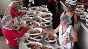 El equipo de cocineras prepara la fabada.