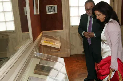  Pilar Pin, acompañada de Francisco Lores, visita la Federación de Sociedades Gallegas. 