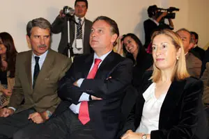  Alfredo Prada -en el centro- y Ana Pastor, en la inauguración de la sede del PP en Bogotá.