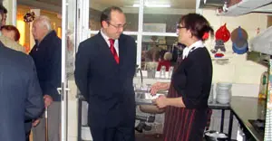  Julio Olmos, con el personal de cocina en el Centro de Día del Centro Gallego de Mar del Plata.