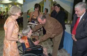  Adriano Garc&iacute;a Fern&aacute;ndez otorga la medalla a Carmen de Valdemir, viuda del presidente en 1963, 1964, 1967, 1968 y 1972, Antonio Valdemir Gonz&aacute;lez, en presencia de su hija, durante los actos del 50&ordm; aniversario.