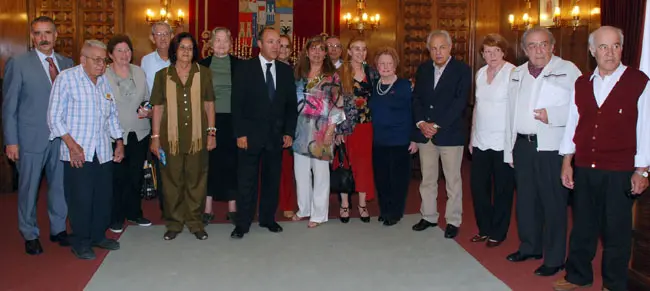 El vicepresidente primero, José María Barrios, y el diputado de Cultura y Emigración, José Luis Bermúdez, con los miembros de la ‘Operación Añoranza’.